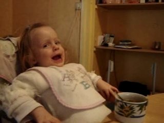 Eléa mange de la soupe