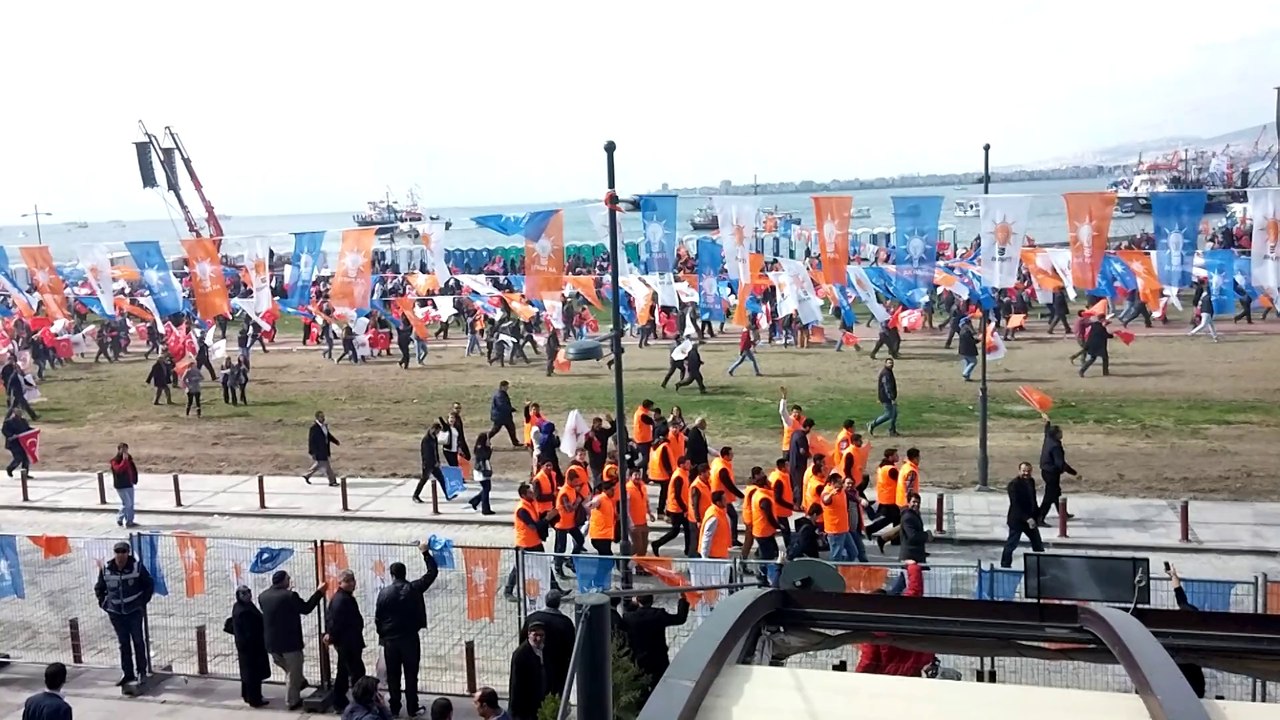 İZMİRLİLER BAŞBAKAN ERDOĞAN'A BÖYLE KOŞTU