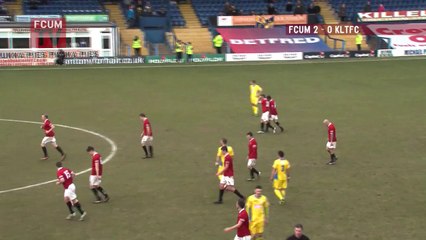 Le ballon n'est pas sorti .... et l'attaquant va en profiter pour marquer !