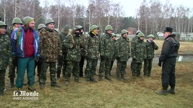 Sous la menace russe, l'Ukraine tente de gonfler les rangs de son armée