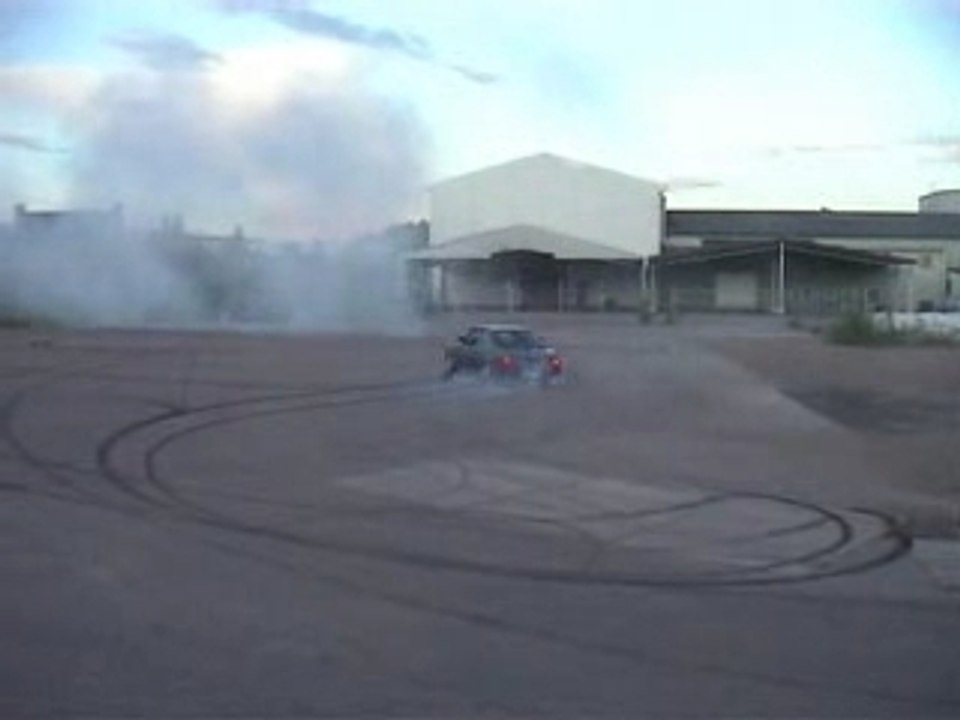 BMW DRIFTING sur un parking