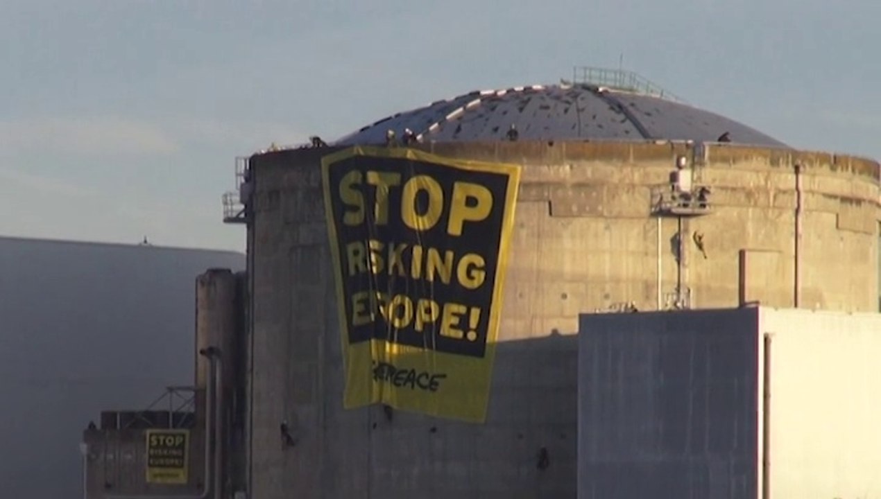 Des militants de Greenpeace occupent Fessenheim