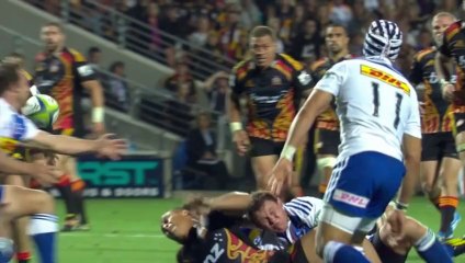 Tom Marshall jongle avec le ballon pour l'essai de James Lowe