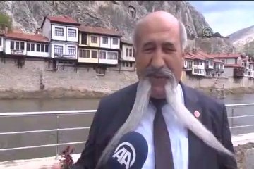 Bıyıkları ile seçimlere renk katıyor