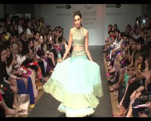 LFW Karisma Kapoor turns showstopper