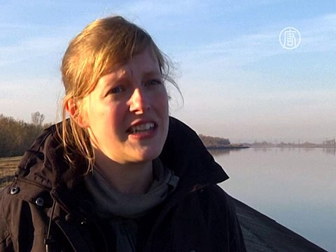 На старейшей АЭС Франции вывесили огромный плакат