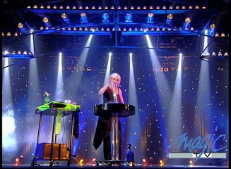 Silvia - Les bulles - Le Plus Grand Cabaret Du Monde sur son 31