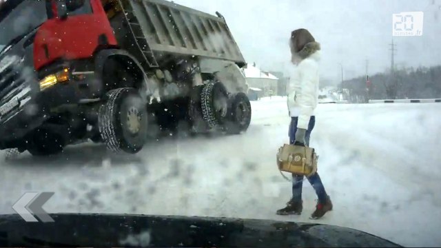 Pour éviter une piétonne, ce chauffeur prend des risques