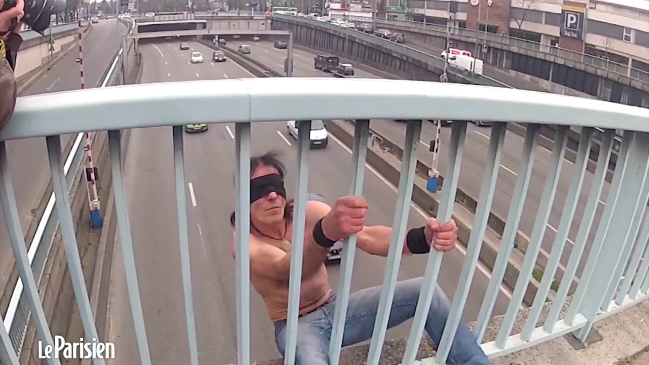 Suspendu par les pieds au-dessus du périphérique