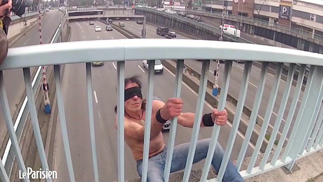 Suspendu par les pieds au-dessus du périphérique