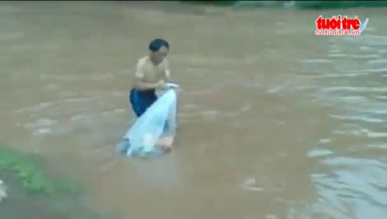 Traverser la rivière dans un sac plastique (Vietnam)
