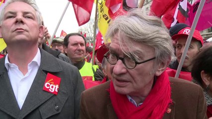 Thousands protest French govt's social reform proposal