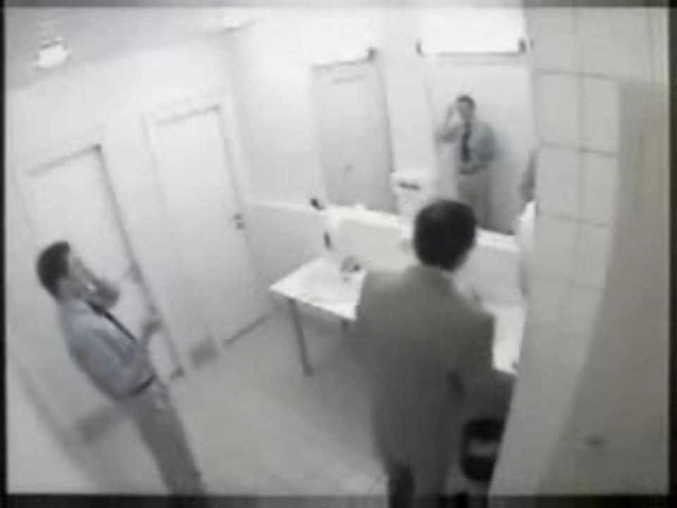 agression dans les toilette