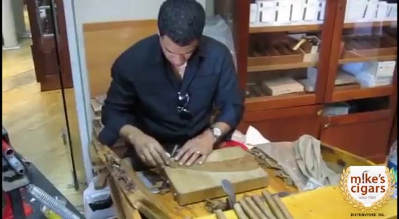 ▶ Rocky Patel Taste of Nicaragua at Mikes Cigars - YouTube [360p]