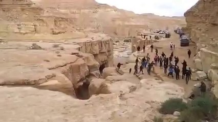 De l'eau coule dans la rivière Zin (Israël)