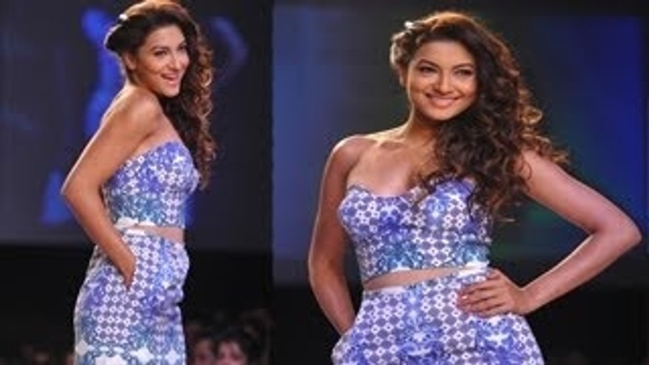 Gauhar Khan Walks For Ken Ferns @ LFW Summer Resort 2014 !