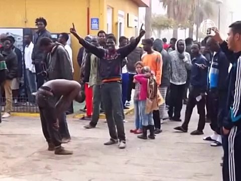 Сотни мигрантов штурмовали испанскую границу