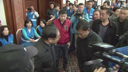 Familiares de desaparecidos del avión irrumpen en sala de prensa en Malasia