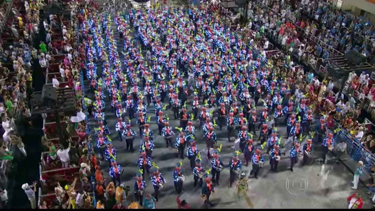 Christiane Torloni brilha como rainha da bateria da Grande Rio