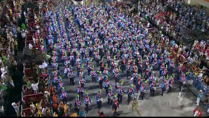 Christiane Torloni brilha como rainha da bateria da Grande Rio