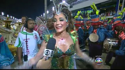Christiane desfila pela primeira vez como Madrinha de Bateria da Grande Rio