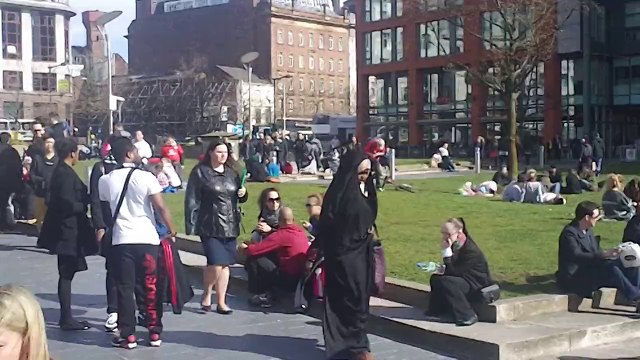 Οι οπαδοί του Ολυμπιακού στο Piccadilly Gardens
