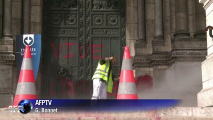 Des graffitis anarchistes à l'entrée du Sacré-Coeur à Paris