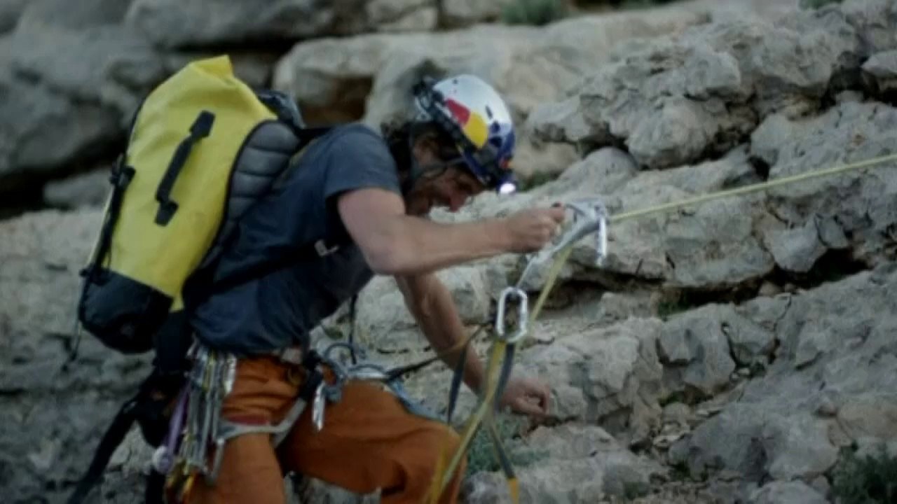 Men climb huge cave big enough to swallow pyramid