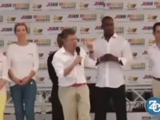 Kürsüde Altına Yapan Kolombiya Devlet Başkanı