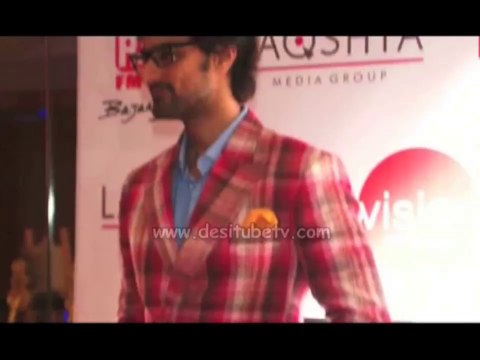 Arshad Warsi, Riteish deshmukh pose on the red carpet at Ghanta Awards 2014