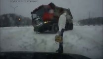 A 2 doigts de se faire tuer : un camion se renverse devant elle!