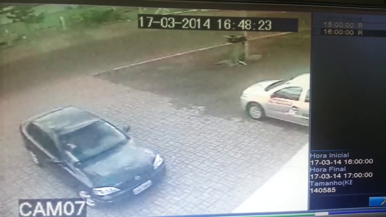 Cycliste percuté par... un matelas! Chanceux!