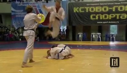 Gros fail en KARATE : Il éclate la tête de son élève!