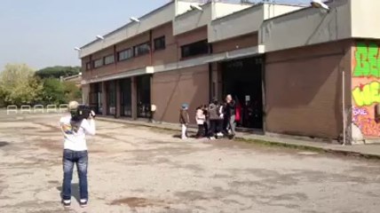 Alcuni bimbi entrano con una bandiera della Lazio