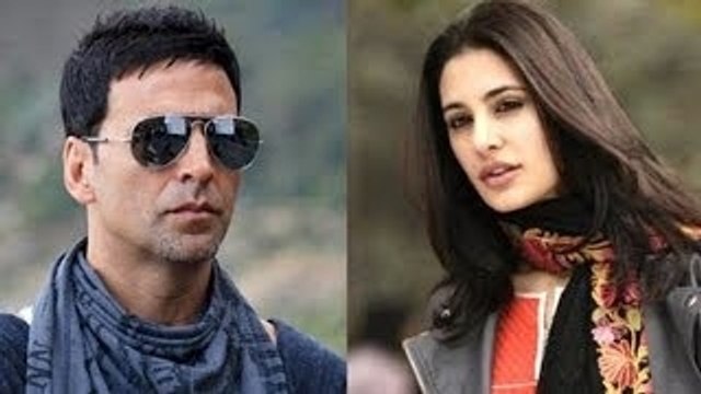 Nargis Fakhri Takes Akshay Kumar For Granted !