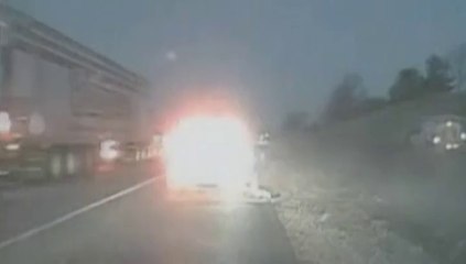 Une voiture folle frôle un policier américain