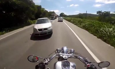 Download Video: Un motard évite une voiture de justesse