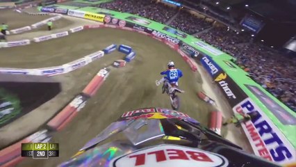 下载视频: Caméra embarquée sur un pilote de moto supercross... Impressionnant!