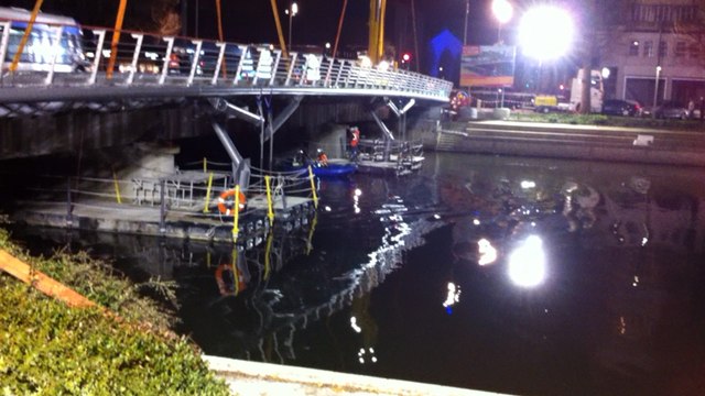 Pose de la seconde passerelle sur le pont Churchill
