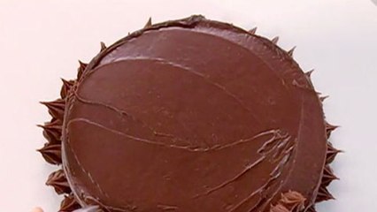 Epicurious Essentials: Cooking How-Tos - How to Make a Decorative Frosting Border