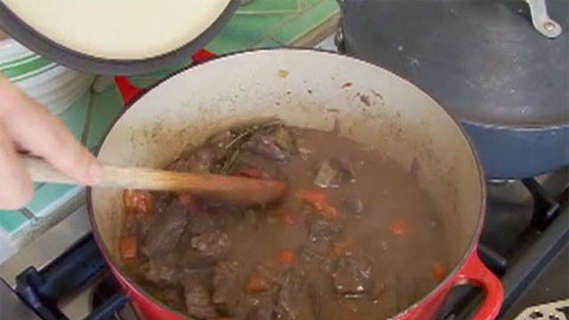 Celebrity Cooks - Debi Mazar Makes Tuscan Beef Stew