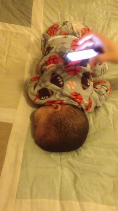 Un Bébé Se Réveille En Dansant