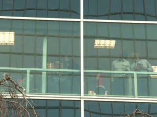 El "hombre araña" vuelve a trepar una torre solo con sus manos