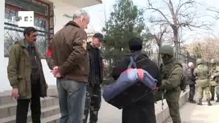 Blindados bloqueiam focos de resistência militar ucraniana na Crimeia