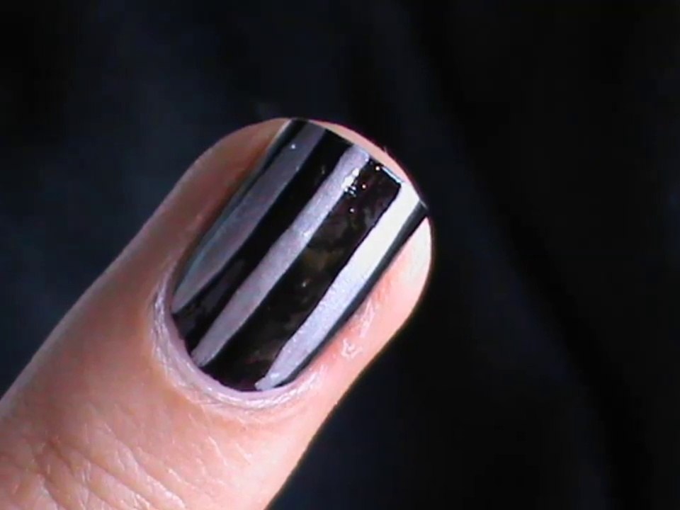 Simple Striping Nail Art - Nail art Stripes In Black and silver