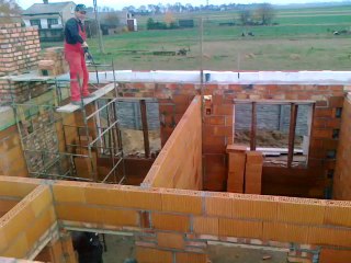 CLEVER BRICKLAYERS USE FLYING SHOVEL