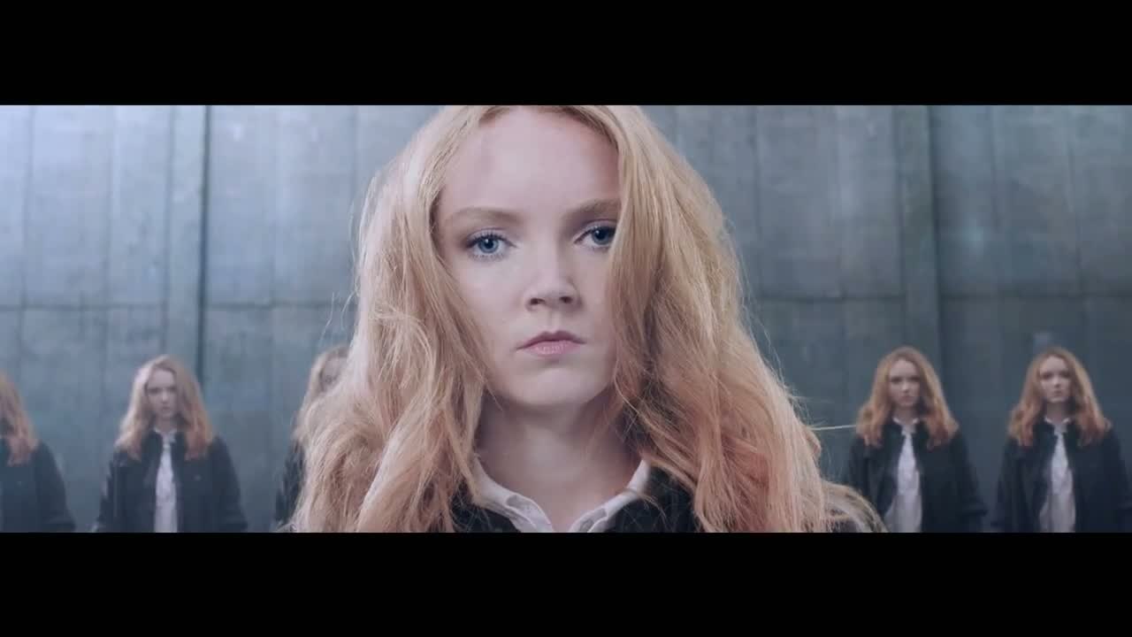 Lily Cole et Magnus Carlsen s'affrontent aux échecs