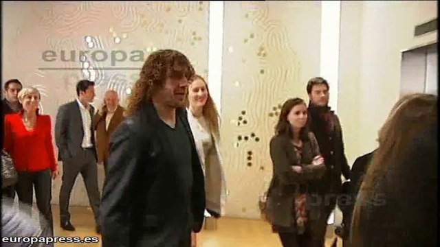 Shakira presenta nuevo disco acompañada por Piqué