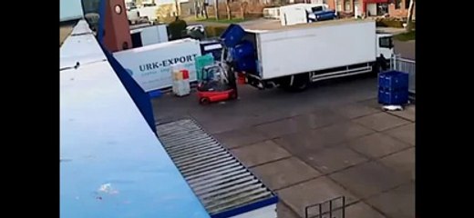 Load a truck fail! Driver is drowned...