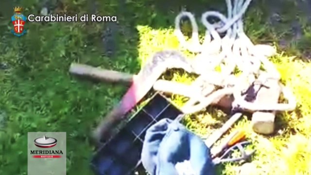 Sfondano vetrata di stazione di servizio e rubano incasso: i CC li intercettano e ne arrestano uno